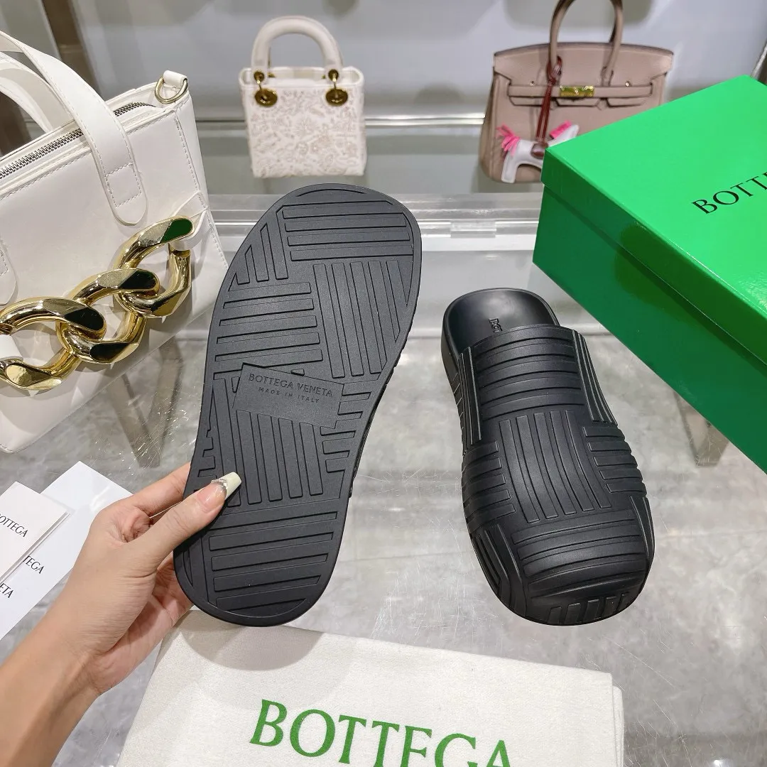 Factory price: 300💰🍀𝐁𝐨𝐭𝐭𝐞𝐠𝐚 𝐕𝐞𝐧𝐞𝐭𝐚 Bottega Veneta BV new men's woven surface ultra-light rubber garden shoes It looks good and is easy to wear. It is perfect with straight wide-leg pants, okay? It can also be worn in the summer, and it has characteristics for daily use, which is very BV~ The thickened toe box is slightly tilted like a derby, which is easy to match. The inner forefoot has texture that matches the sole of the foot. It is not made of rain boots with fleshy materials, which is more comfortable. M𝐁𝐨𝐭𝐭𝐞𝐠𝐚 𝐕𝐞𝐧𝐞𝐭𝐚 Bottega Veneta's new men's woven top ultra-light rubber garden shoes are good-looking and easy to wear. They are perfect with straight wide-leg pants, okay? 🐸It can also be worn in summer, and it has characteristics for daily life, which is very BV~ The thickened toe cap is slightly tilted like a derby, which is a good match. The inner forefoot has a pattern that matches the sole of the foot. It is not made of rain boots made of fleshy material, which is more comfortable. SIZE: 35-46 (45 and 46 are custom-made and cannot be returned or exchanged)